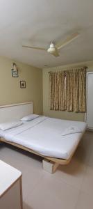 Giường trong phòng chung tại The Corporate Comforts