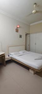 Giường trong phòng chung tại The Corporate Comforts +6 ảnh