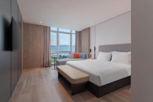 a hotel room with a bed and a couch at Holiday Inn Express Chongqing Liangjiang Yufu by IHG in Chongqing +40 photos