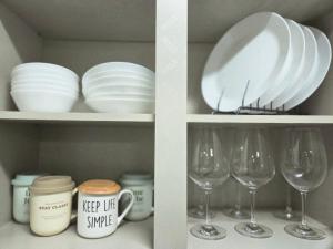 deux vues d'assiettes et de verres à vin sur une étagère dans l'établissement 달빛그리기Moonlight, à Daegu 69 autres photos