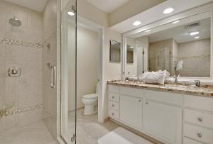 een badkamer met toilet, wastafel en douche bij WS4463: 4463 Windswept in Kiawah Island +35 foto's