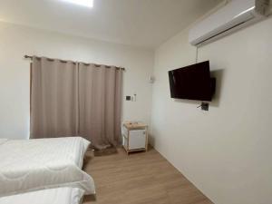 a bedroom with a bed and a flat screen tv at วังเหนือเมาน์เทนวิว-Wangnue Mountain View 