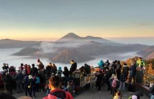 Eine Menschenmenge steht auf dem Gipfel eines Berges. in der Unterkunft Tour Bromo in Singosari
