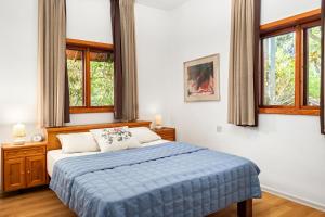 Voodi või voodid majutusasutuse Lush Garden Oasis by Sea N' Rent toas