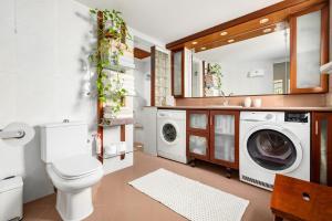 Vannituba majutusasutuses Lush Garden Oasis by Sea N' Rent