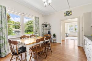 维克多港K Rose Cottage In the heart of Victor Harbor - No Linen Included的厨房兼餐厅，配有桌椅