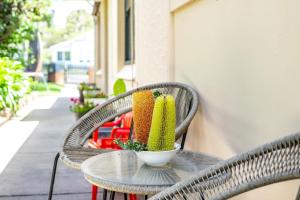 维克多港K Rose Cottage In the heart of Victor Harbor - No Linen Included的两把藤椅，桌子上放着一碗玉米。