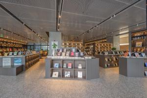 een boekwinkel met boeken die op planken staan uitgestald bij Atour Light Hotel Cixi Sports Center Xinhefang in Hushan