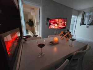 une table avec deux verres de vin et une bougie dans l'établissement 달빛그리기Moonlight, à Daegu