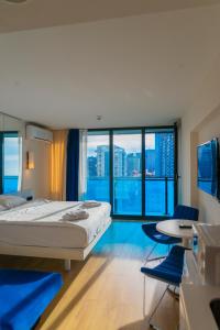 Postel nebo postele na pokoji v ubytování Delightful Sea View Aparthotel In Orbi City Batumi + 111 fotografií