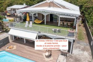 une vue aérienne d'une maison avec piscine dans l'établissement PROMO NOËL ! CASA LYDIE 3 Ch Premium Piscine Privée, à Saint-François 44 autres photos