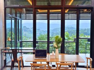 Nespecifikovaný výhled na hory nebo výhled na hory při pohledu z prázdninového domu