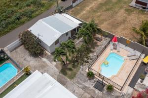 - une vue sur la piscine située à côté d'une maison dans l'établissement OFFRE NOËL ! CASA LYDIE Évasion créole avec piscine, à Saint-François 81 autres photos