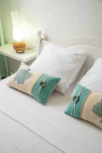 - un lit blanc avec 2 oreillers dans l'établissement OFFRE NOËL ! CASA LYDIE Évasion créole avec piscine, à Saint-François