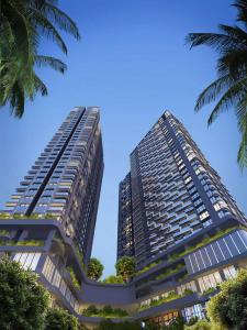 zwei hohe Gebäude mit Palmen davor in der Unterkunft Nhà của Bi in Hạ Long