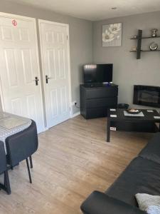TV a/nebo společenská místnost v ubytování Ground Floor Hillview 2 bedroom Apartment