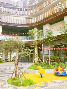 ein Gebäude mit einem Garten davor in der Unterkunft Nhà của Bi in Hạ Long