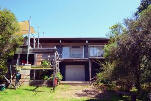 une maison avec un garage en face dans l'établissement Treetops, à Evergreen 5 autres photos