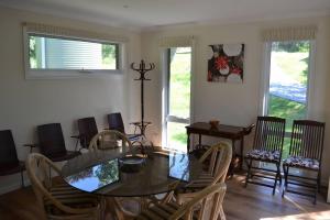 une salle à manger avec une table et des chaises dans l'établissement Tranquil Beach Escape, à Evergreen