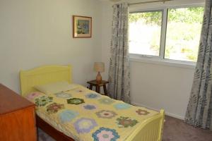 une chambre avec un lit et une fenêtre dans l'établissement Tranquil Beach Escape, à Evergreen