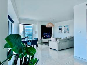 TV a/nebo společenská místnost v ubytování Modern 3 Bedroom Al Hadeel West Side Al Rahah Beach