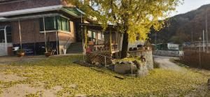 Nespecifikovaný výhled na hory nebo výhled na hory při pohledu z prázdninového domu