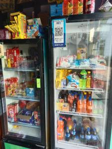 ein Kühlschrank gefüllt mit vielen Lebensmitteln und Getränken in der Unterkunft Prince Home Stay in Jāmb