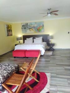 Postel nebo postele na pokoji v ubytování Sun Room (Studio) on the edge of the Harties dam.