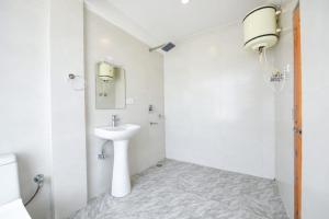 Koupelna v ubytování The Kanchanikoot Manali - Best Property !! Luxury Rooms !! Parking !! Couple Friendly !! Budget Friendly + 22 fotografií