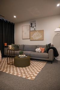 una sala de estar con un sofá y una mesa en Tamar Views, en Inveresk 75 fotos más