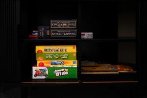 un estante con algunos libros y algo de comida. en Tamar Views, en Inveresk