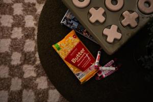 Un montón de caramelos y pasta de dientes junto a un mando de videojuegos en Tamar Views, en Inveresk