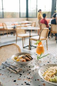 Eten bij of ergens in de buurt van het hotel

