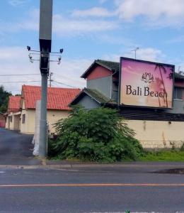 een gebouw met een bord voor een ballenstrand bij ホテルバリビーチ3 in Miyaki