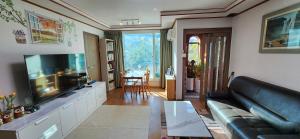 TV a/nebo společenská místnost v ubytování 누림과 섞임의 스테이