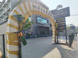 a hotel mandalayasy entrance to a building at Hotel Mangala Temple View in Guruvāyūr