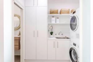 Φωτογραφία από το άλμπουμ του Belle Escapes - Villa Luxe on Henley σε Henley Beach South