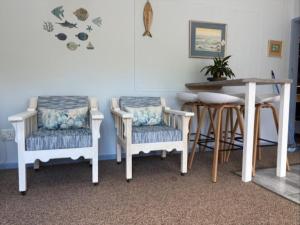 Posezení v ubytování Driftwood Cottage