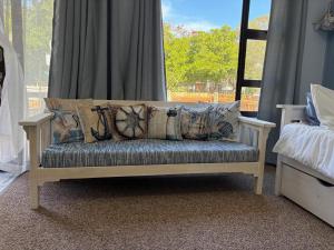 Postel nebo postele na pokoji v ubytování Driftwood Cottage