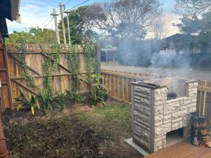 Gril dostupný pro hosty v apartmánu