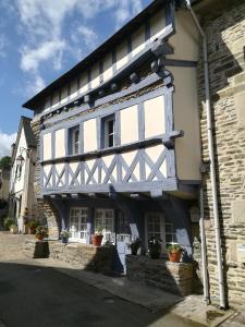 een oud gebouw met een vakwerkhuis bij Petite maison Quartier Ste Croix in Josselin