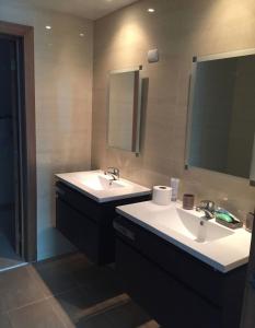 Ένα μπάνιο στο 3 levels and 5 bedrooms penthouse with a great view +26 φωτογραφίες