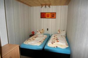 a small room with two beds in it at Mönch in Harztor