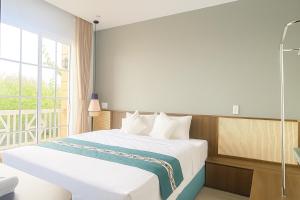 a hotel room with a bed and a window at Modern 3BR Villa , Poolside, 4min Shuttle to Beach in Bình Tú +36 photos