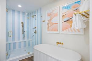 een badkamer met een douche en een wit bad bij WS4456: 4456 Windswept in Kiawah Island +55 foto's