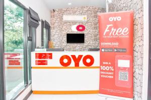 ケーンクラチャンにあるNana River Kaeng Krachanの店内のオモサイン付きガソリンスタンド