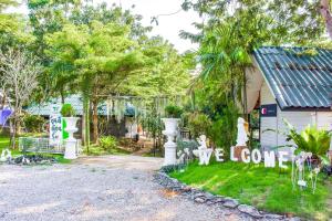 ケーンクラチャンにあるNana River Kaeng Krachanの愛の看板のある庭のある家