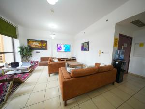 Χώρος καθιστικού στο Happyland JBR Dubai Hostel