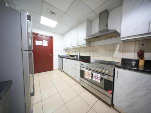 Η κουζίνα ή μικρή κουζίνα στο Happyland JBR Dubai Hostel +33 φωτογραφίες
