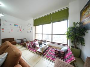 Χώρος καθιστικού στο Happyland JBR Dubai Hostel